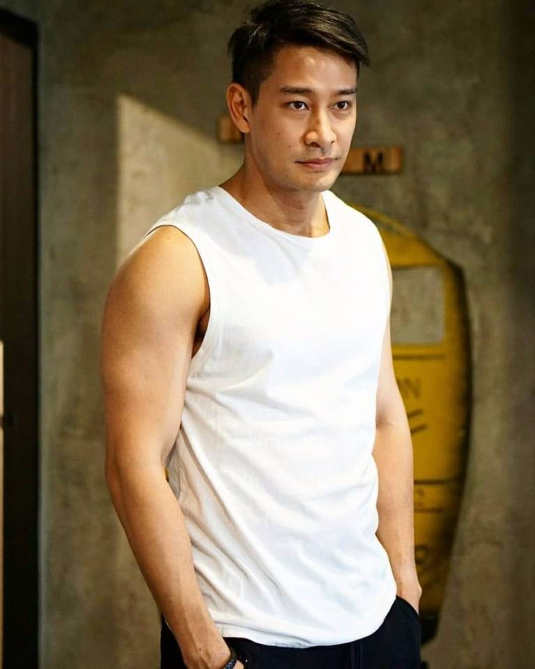 อกแน่นอยากลูบไล้