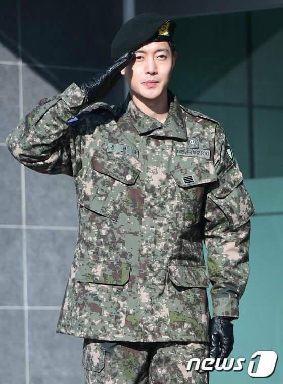ทหารหล่อ