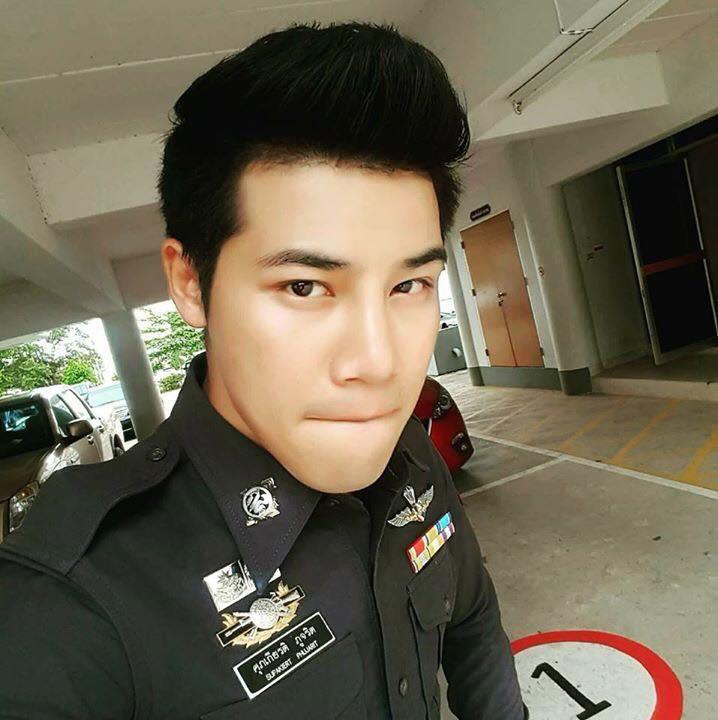 ตำรวจหล่อ