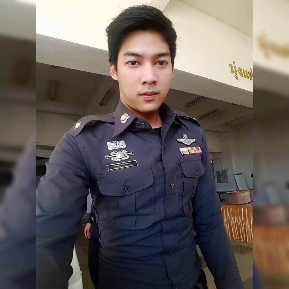 ตำรวจหล่อ