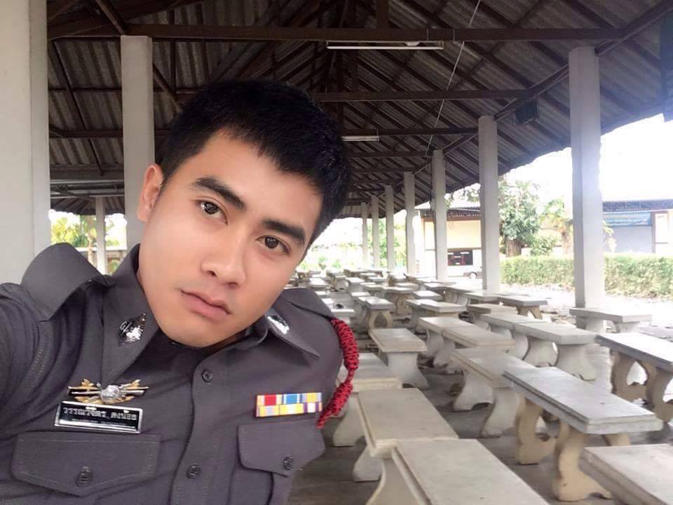 ตำรวจหล่อ