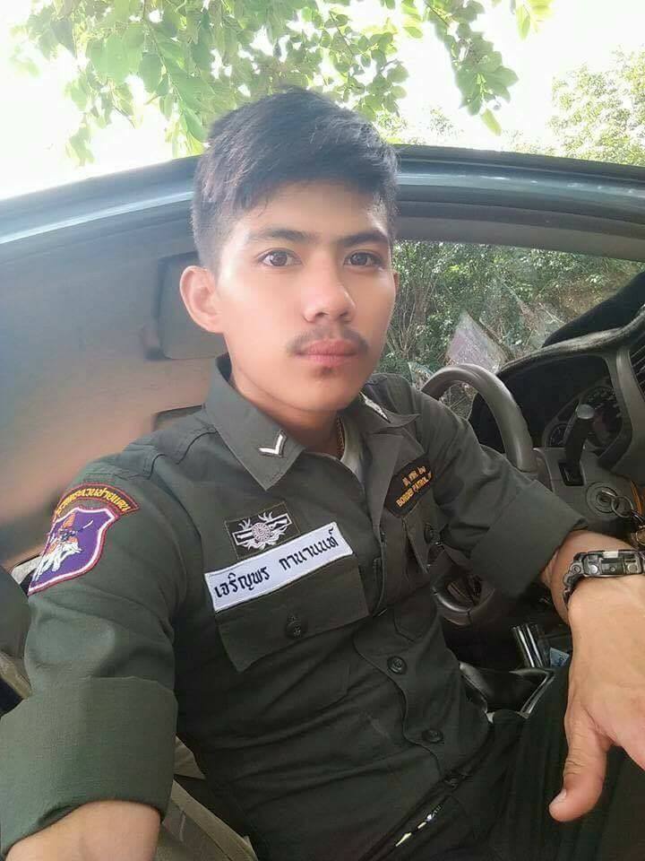 ตำรวจหล่อ