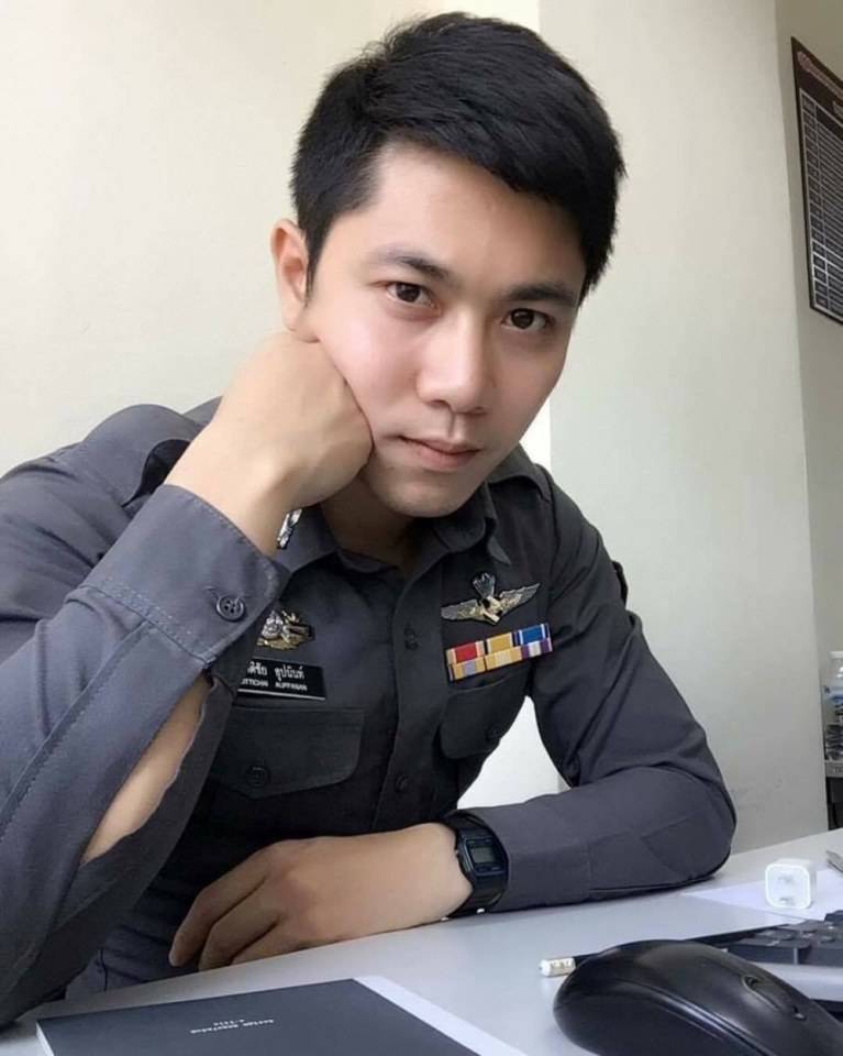 ตำรวจหล่อ