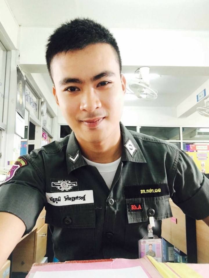 ตำรวจหล่อ