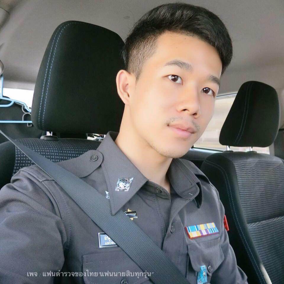 ตำรวจหล่อ