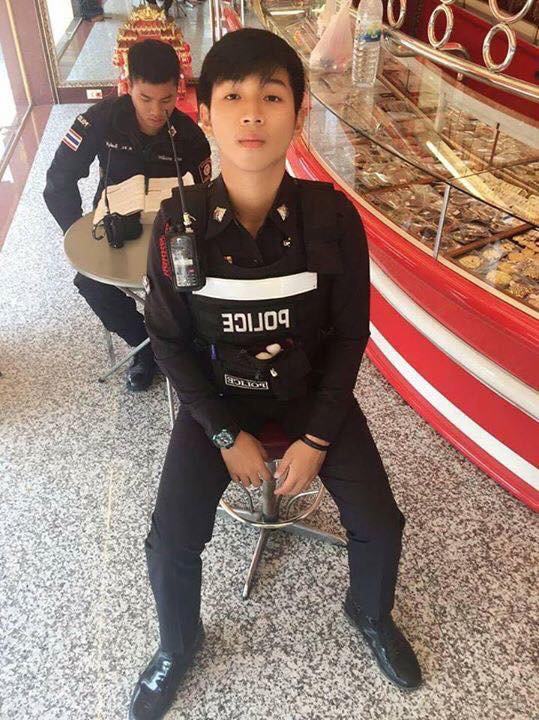ตำรวจหล่อ