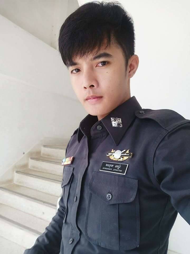 ตำรวจหล่อ