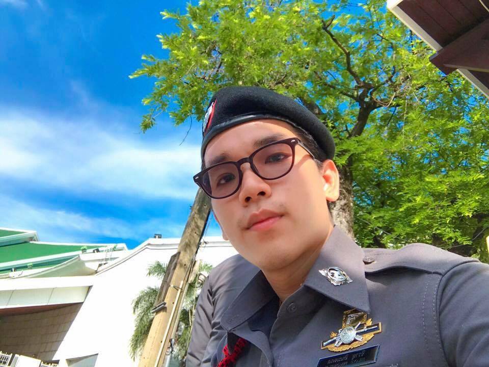 ตำรวจหล่อ