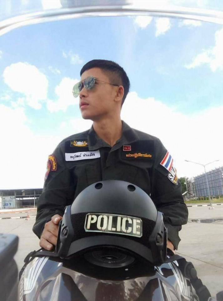 ตำรวจหล่อ