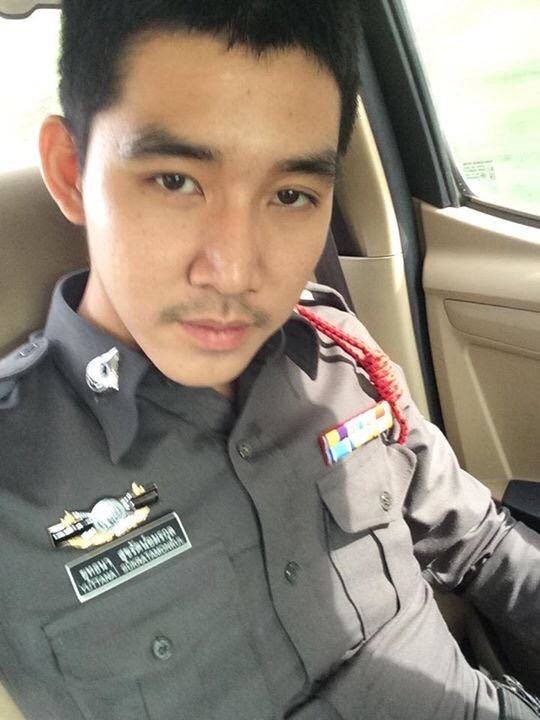 ตำรวจหล่อ