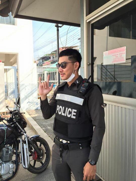 ตำรวจหล่อ