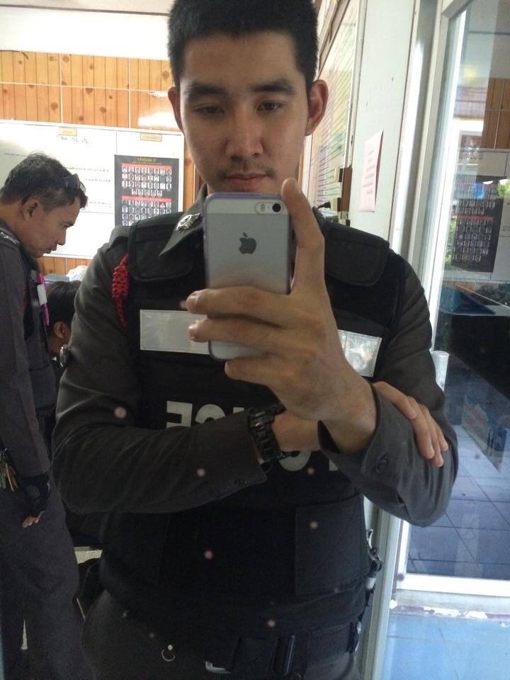 ตำรวจหล่อ