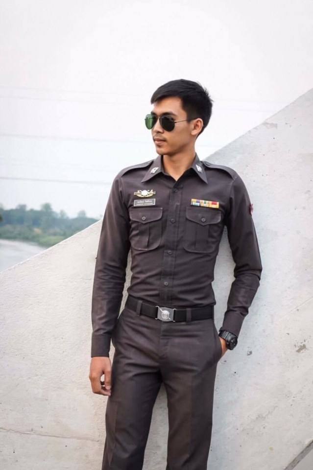 ตำรวจหล่อ