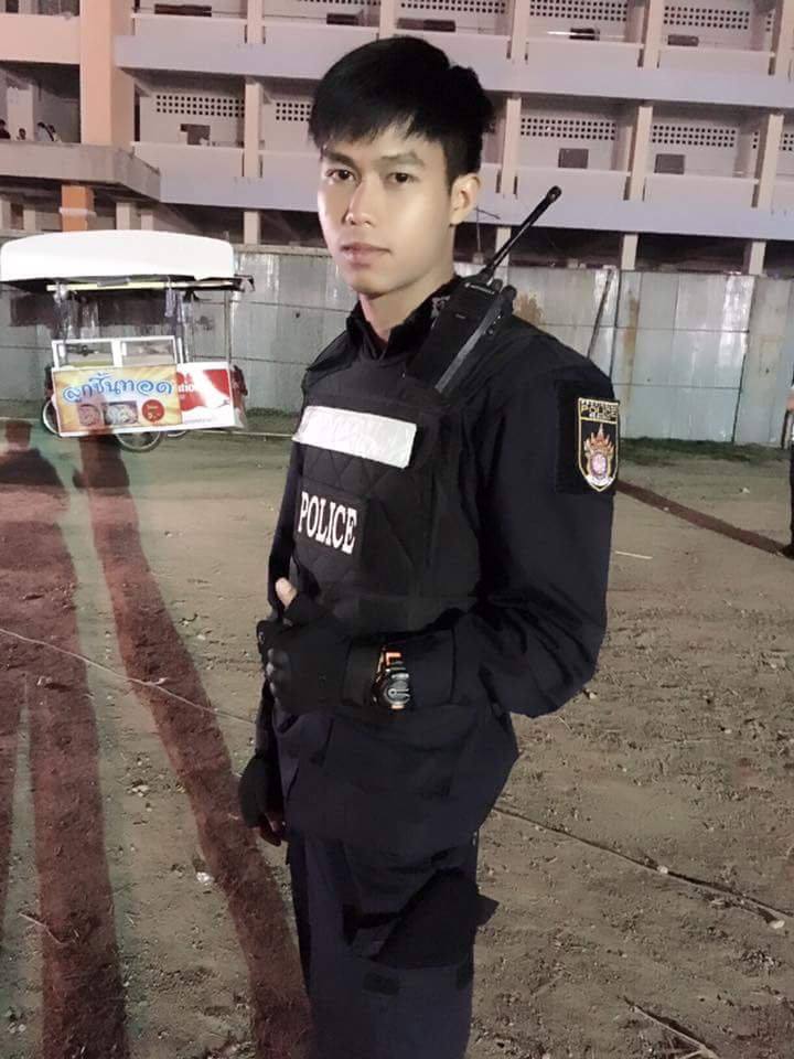 ตำรวจหล่อ