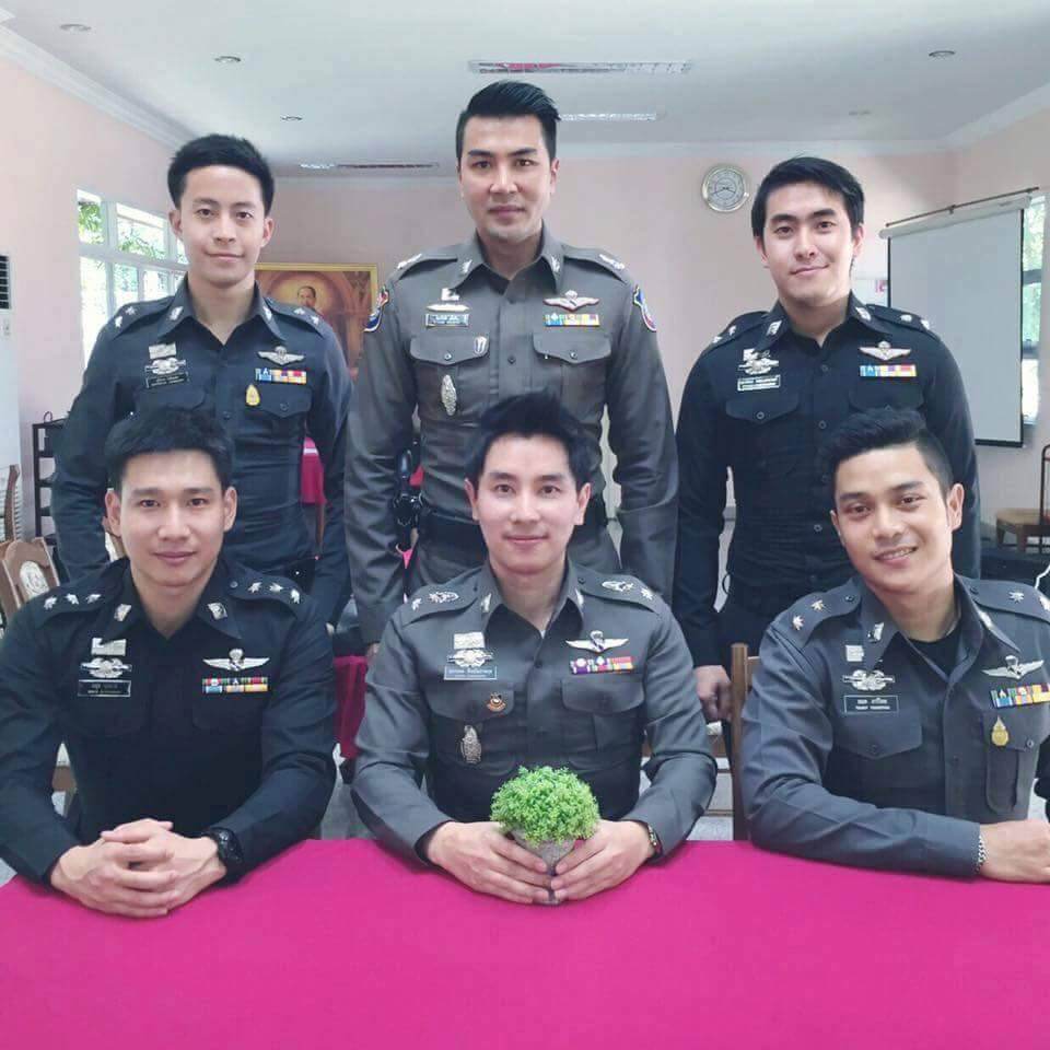 ตำรวจหล่อ