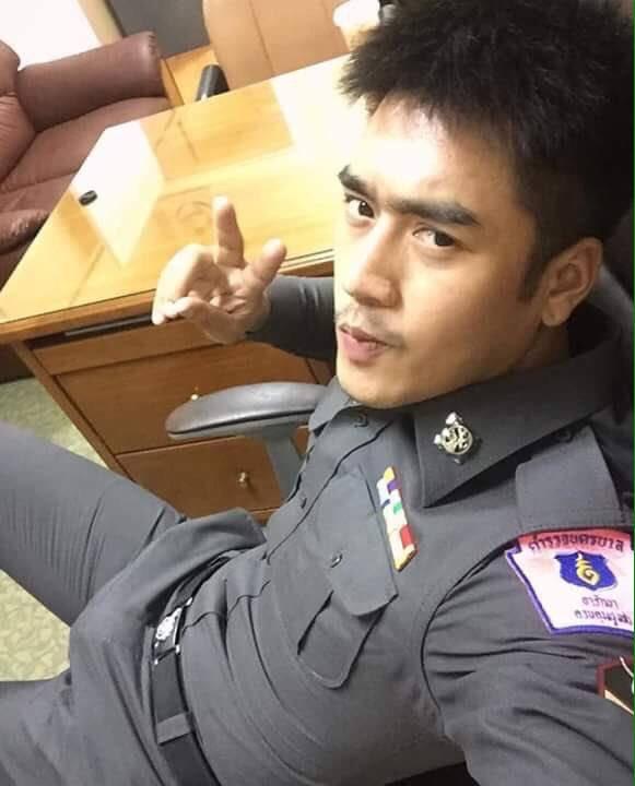 ตำรวจหล่อ