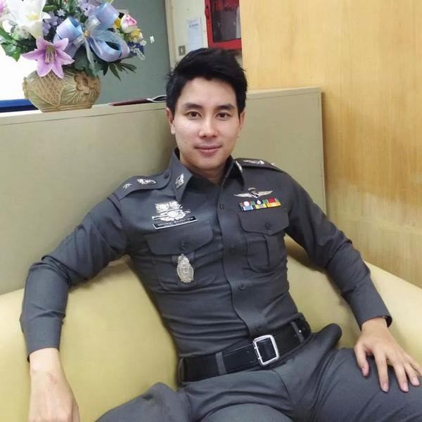 ตำรวจหล่อ