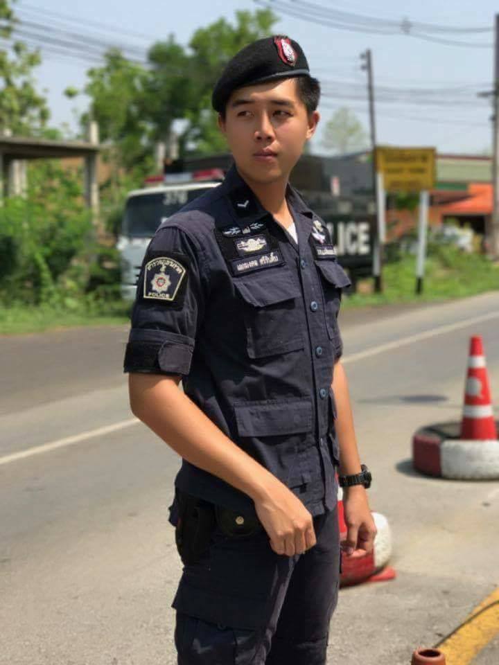 ตำรวจหล่อ