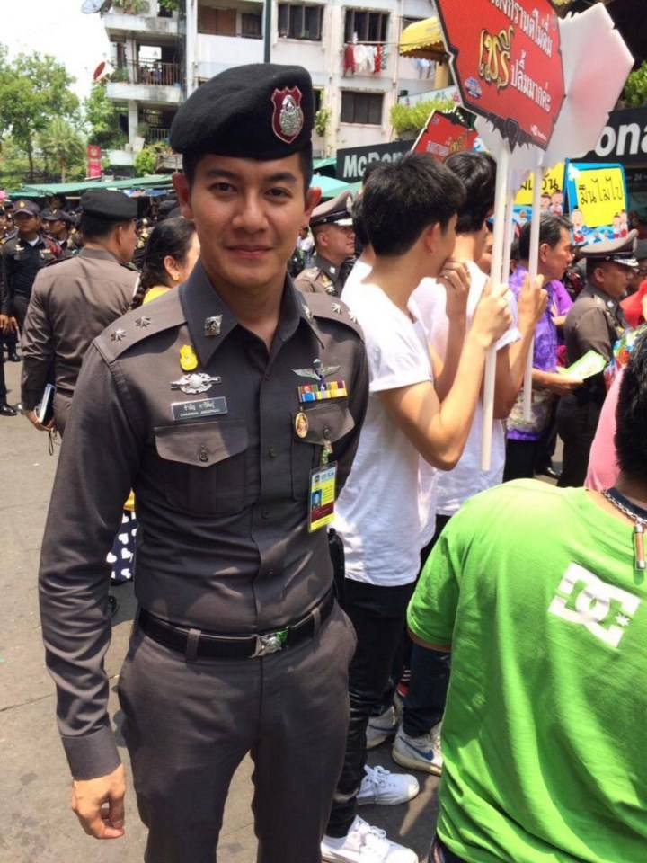ตำรวจหล่อ