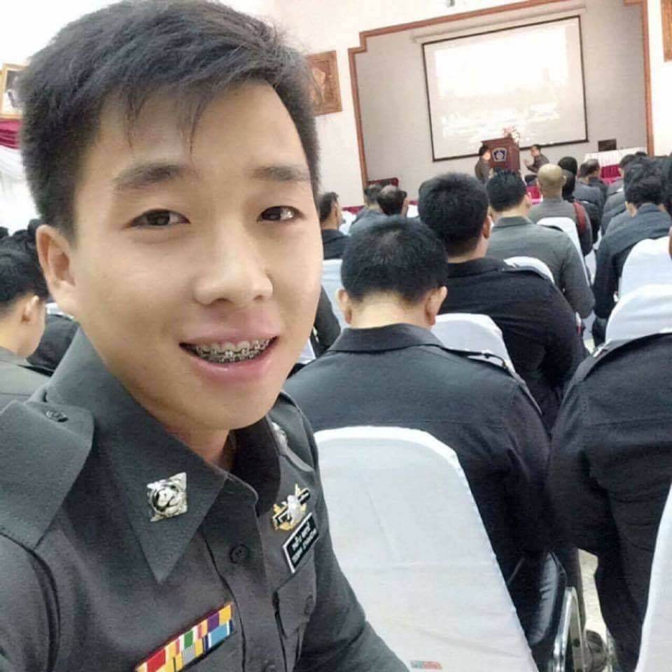 ตำรวจหล่อ