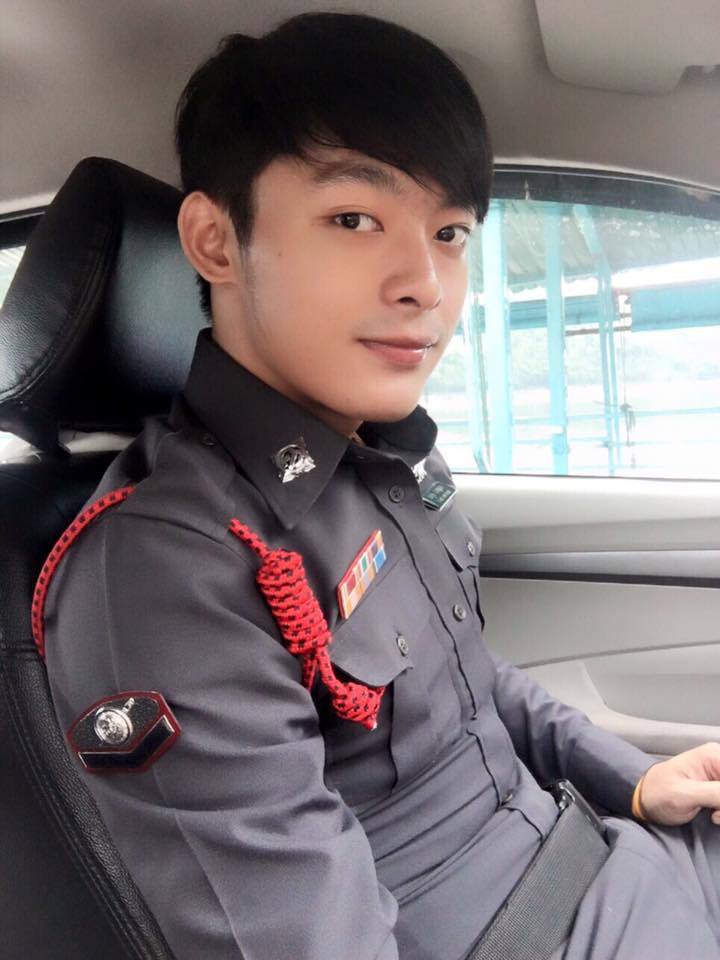 ตำรวจหล่อ