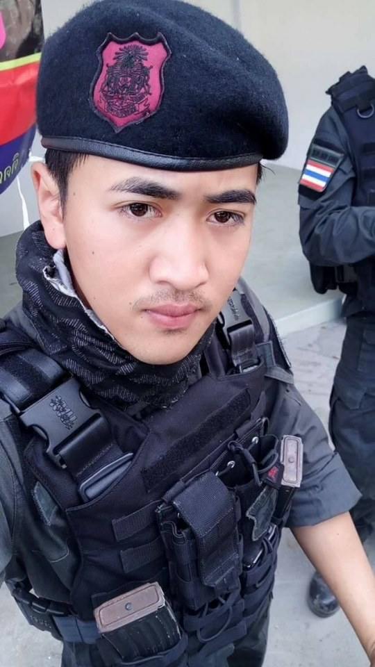 ตำรวจหล่อ