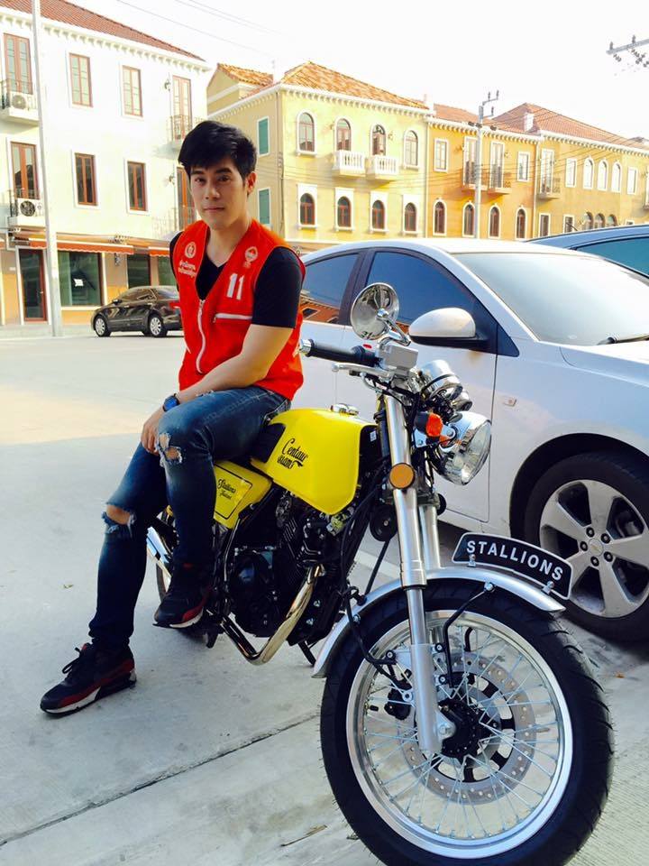 ผู้ชายในเครื่องแบบทั้งน้อยทั้งใหญ่ 1,923