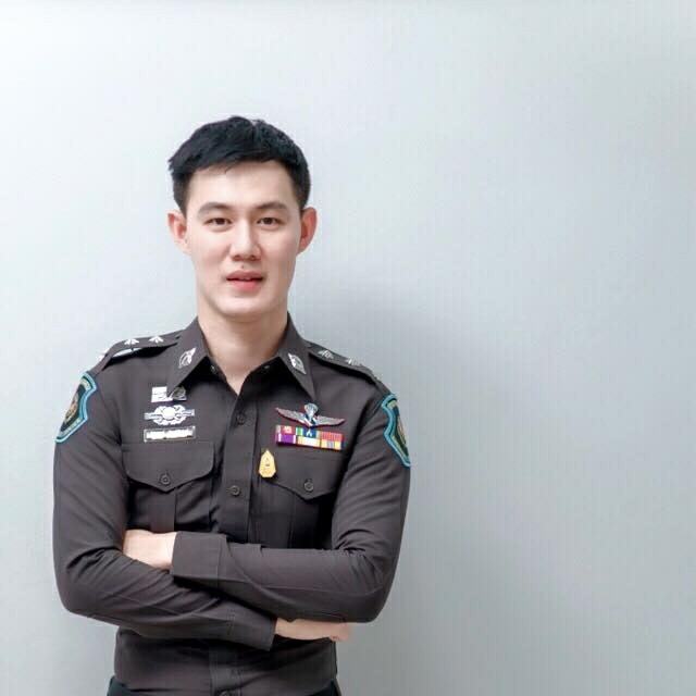 ผู้ชายในเครื่องแบบทั้งน้อยทั้งใหญ่ 1,923