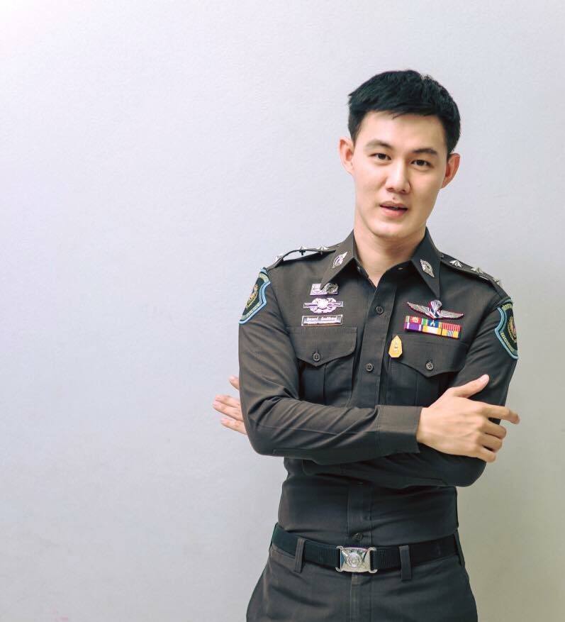 ผู้ชายในเครื่องแบบทั้งน้อยทั้งใหญ่ 1,923
