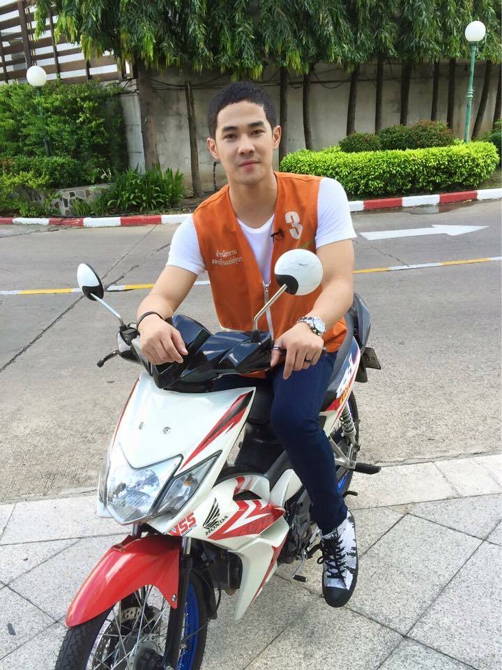 ผู้ชายในเครื่องแบบทั้งน้อยทั้งใหญ่ 1,923