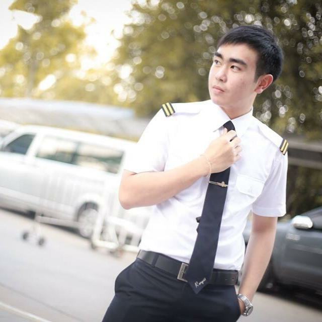 ผู้ชายในเครื่องแบบทั้งน้อยทั้งใหญ่ 1,923