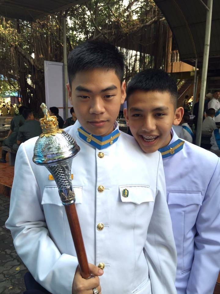 ผู้ชายในเครื่องแบบทั้งน้อยทั้งใหญ่ 1,923