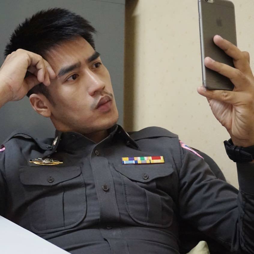 ผู้ชายในเครื่องแบบทั้งน้อยทั้งใหญ่ 1,923