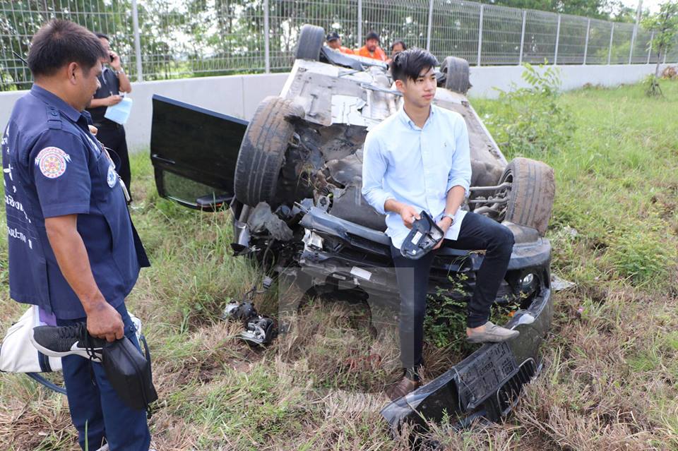 หนุ่มขับ BMW ชนป้ายบอกทางเสียหลักพลิกคว่ำ