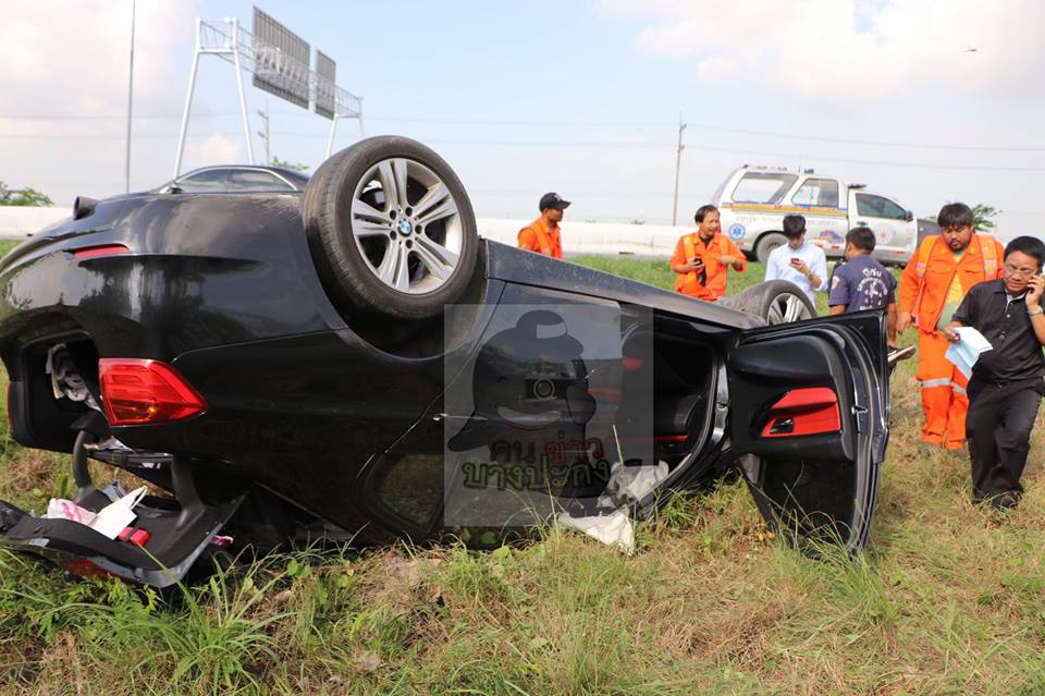 หนุ่มขับ BMW ชนป้ายบอกทางเสียหลักพลิกคว่ำ