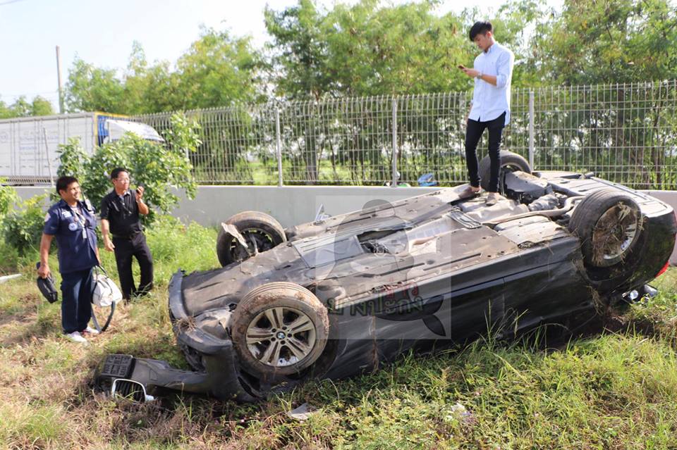 หนุ่มขับ BMW ชนป้ายบอกทางเสียหลักพลิกคว่ำ