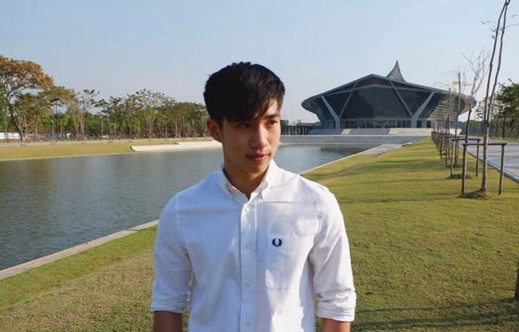 หนุ่มขับ BMW ชนป้ายบอกทางเสียหลักพลิกคว่ำ