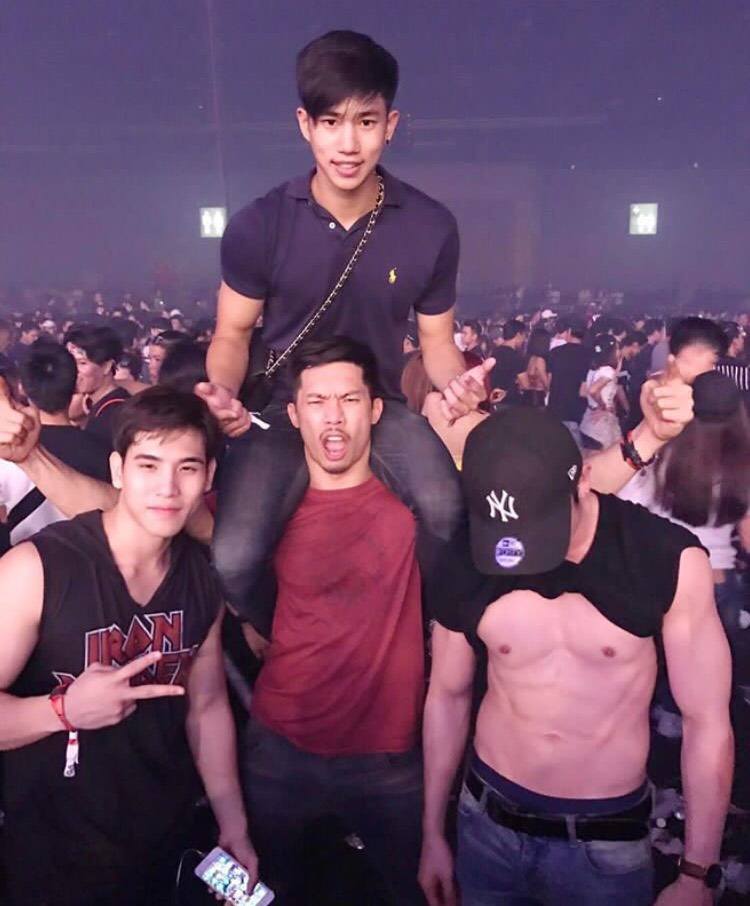 หนุ่มขับ BMW ชนป้ายบอกทางเสียหลักพลิกคว่ำ
