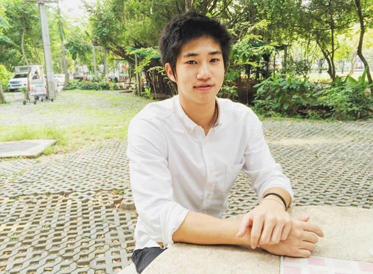 หนุ่มขับ BMW ชนป้ายบอกทางเสียหลักพลิกคว่ำ