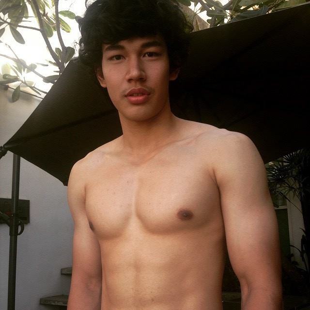 ภาพท่อนบนของลำตัวผู้ชายที่ถอดเสื้อ 1,936