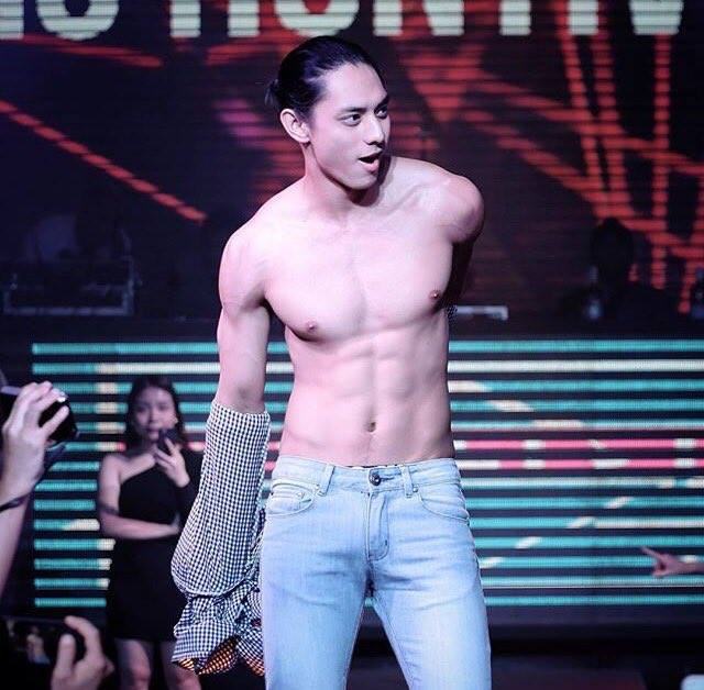 ภาพท่อนบนของลำตัวผู้ชายที่ถอดเสื้อ 1,936