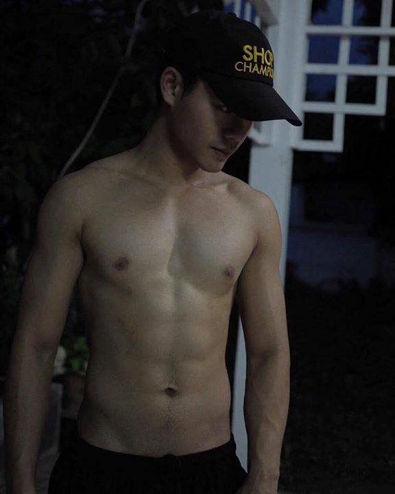 ภาพท่อนบนของลำตัวผู้ชายที่ถอดเสื้อ 1,936