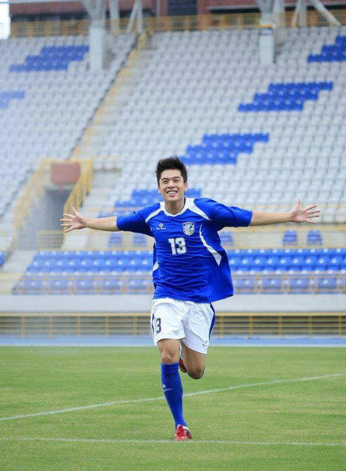 คนนี้เป็นนักบอลจริงหรือถ่ายเล่นๆ อ่ะ หล่อมากเลยนะ 1,946