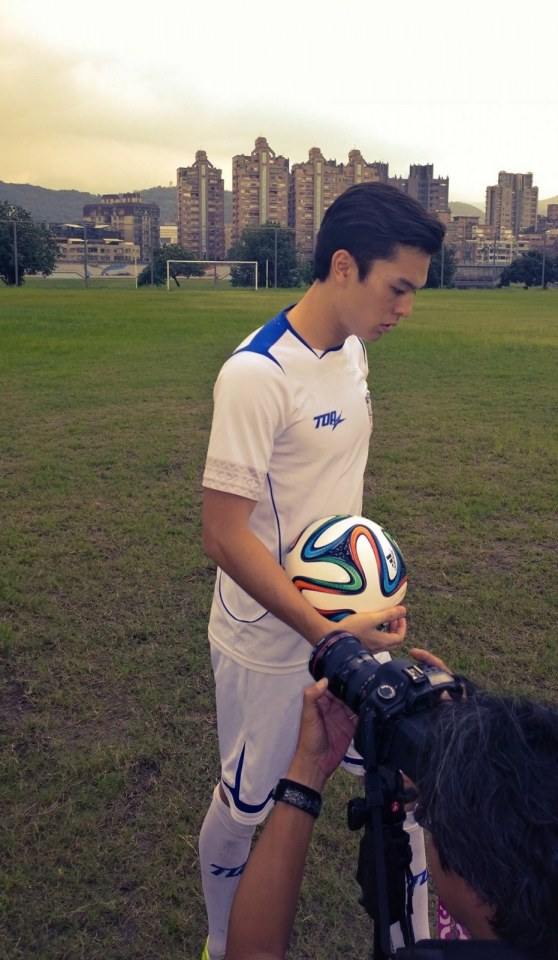 คนนี้เป็นนักบอลจริงหรือถ่ายเล่นๆ อ่ะ หล่อมากเลยนะ 1,946