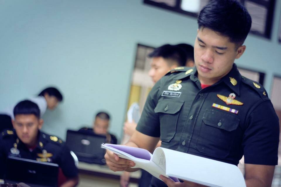 พี่ทหารคนนี้เริ่ดสุด  ใครเถียงโดนบารวีตบ 1,947