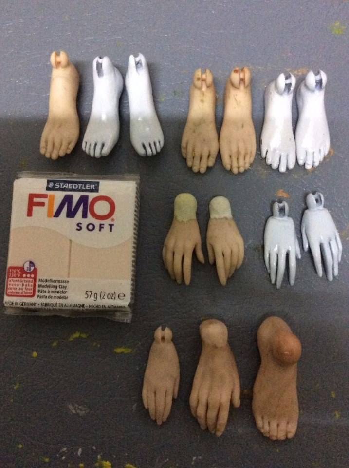 มือเท้าสีขาว ดินญี่ปุ่น สีเนื้อเป็นดินโพลิเมอร์ที่ต้องอบถึงจะแห้ง แต่ปั้นง่ายเหมือนปั้นดินน้ำมันเลย เก็บรายละเอียดได้ดี