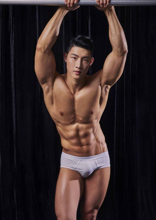 hot male 121 (18+)