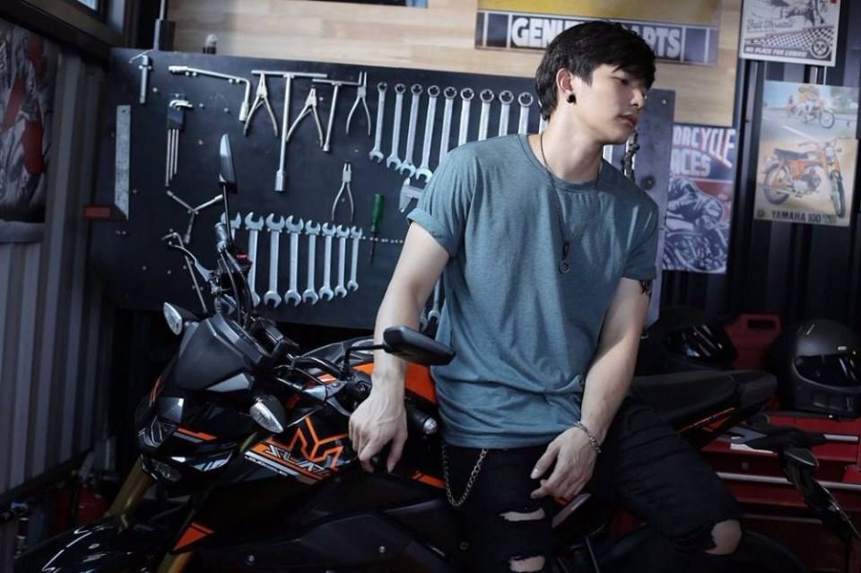 อย่าให้เขาฮู้เด้อว่าเฮาหลงฮักเขา,อยากเห็นหุ่นเขาแต่บ่เห็นถอดเลยหุ่นเขาบ่ดีบ่จึ่งบ่กล้าถอด(พระเอก.U-PRINCE Series - ตอน เซอร์เวย์)