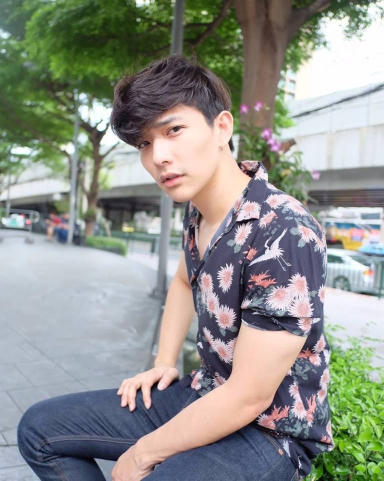 อย่าให้เขาฮู้เด้อว่าเฮาหลงฮักเขา,อยากเห็นหุ่นเขาแต่บ่เห็นถอดเลยหุ่นเขาบ่ดีบ่จึ่งบ่กล้าถอด(พระเอก.U-PRINCE Series - ตอน เซอร์เวย์)