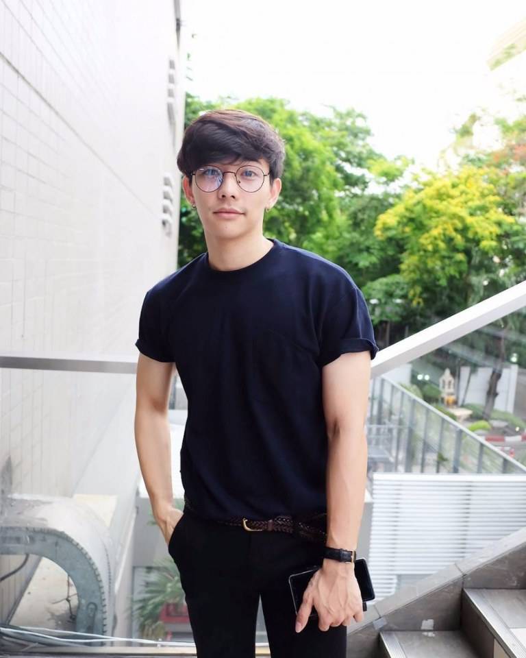 อย่าให้เขาฮู้เด้อว่าเฮาหลงฮักเขา,อยากเห็นหุ่นเขาแต่บ่เห็นถอดเลยหุ่นเขาบ่ดีบ่จึ่งบ่กล้าถอด(พระเอก.U-PRINCE Series - ตอน เซอร์เวย์)